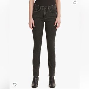 🍁NWOT Women’s Classic Mid Rise Skinny Jeans!